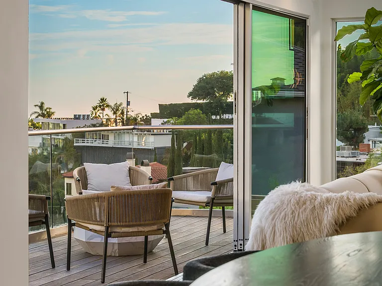 Breathtaking city views from the dining room, living room and kitchen!