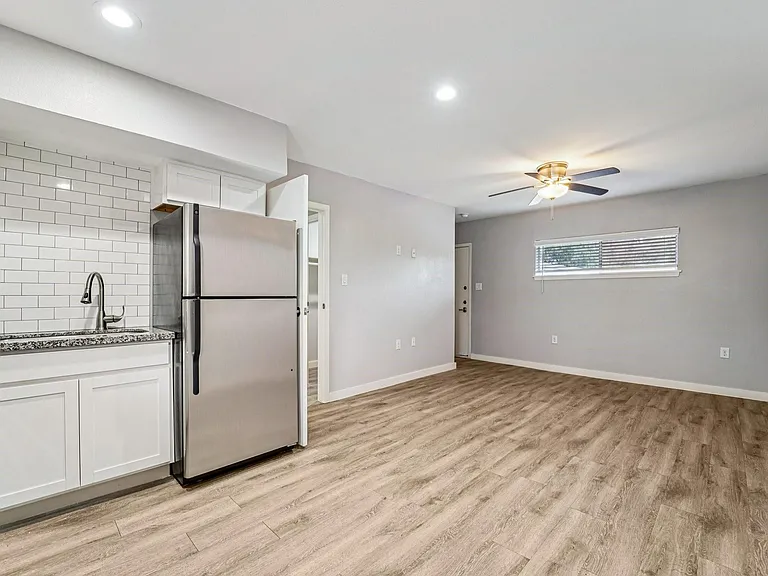 2807 Beauchamp St #16 — Photo 2