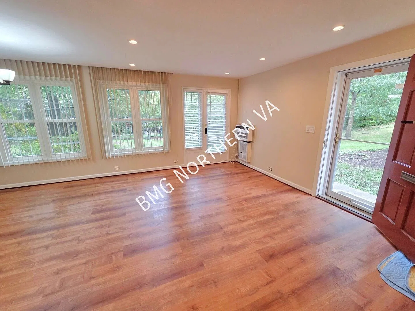 Beautifully Renovated 2 Bedroom 1 Bathroom Townhouse-Style Condo In Very Desirable Parkfairfax Co... — Photo 2