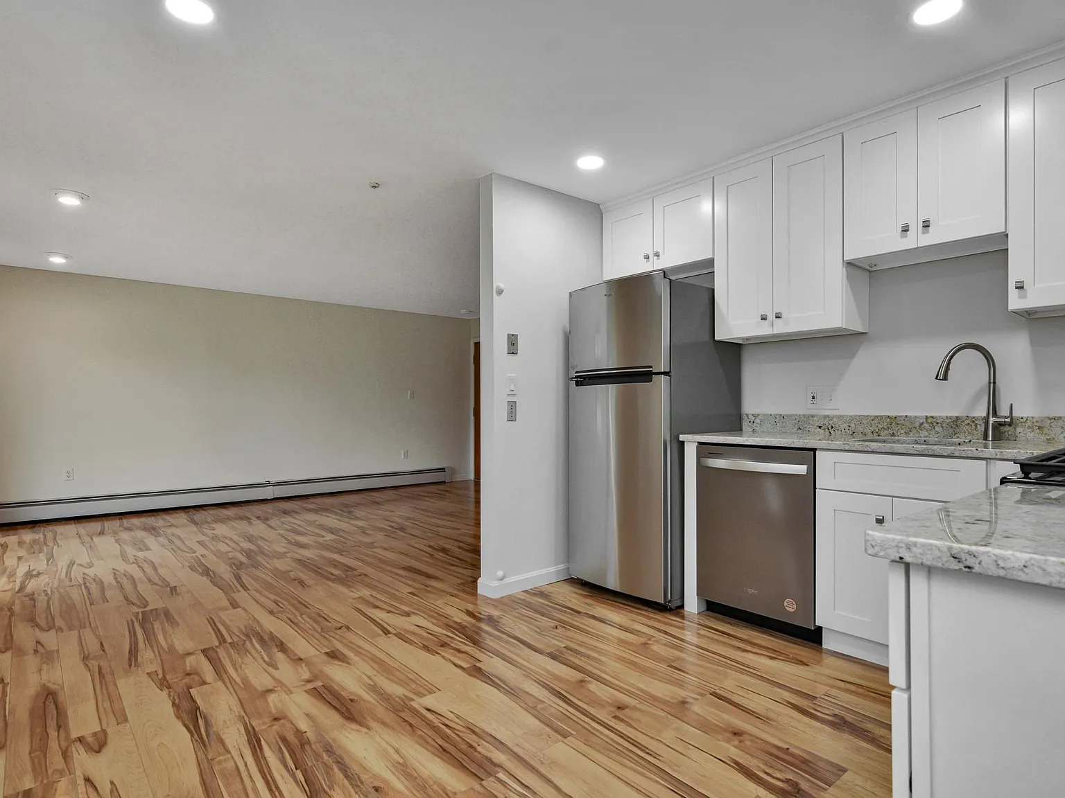2 bed, 850 sqft, $2,300 — Photo 4