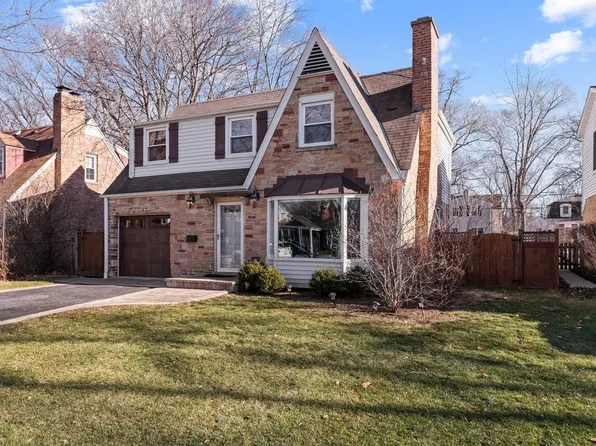 327 Latrobe Ave, Northfield, IL 60093