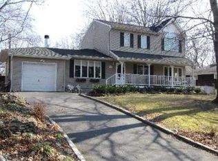 28 Rolling Rd, Miller Place, NY 11764