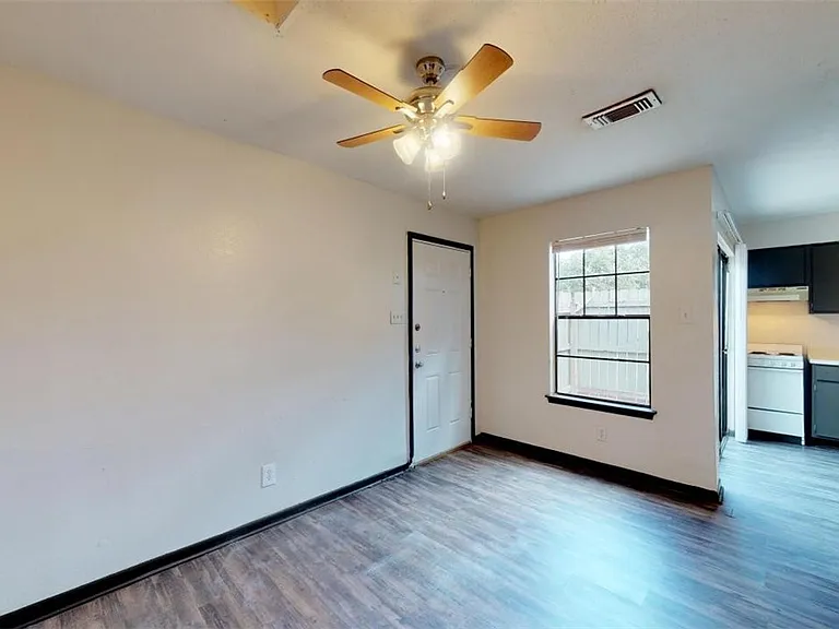 725 Peppertree Dr #11 — Photo 2