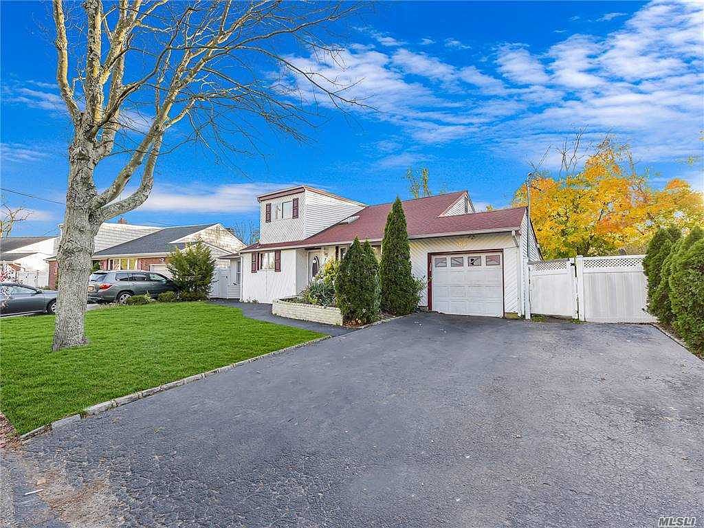 56 Oakley Dr Huntington Station Ny 11746 Zillow