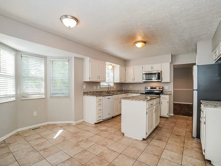 593 Bridgewater Ct — Photo 7
