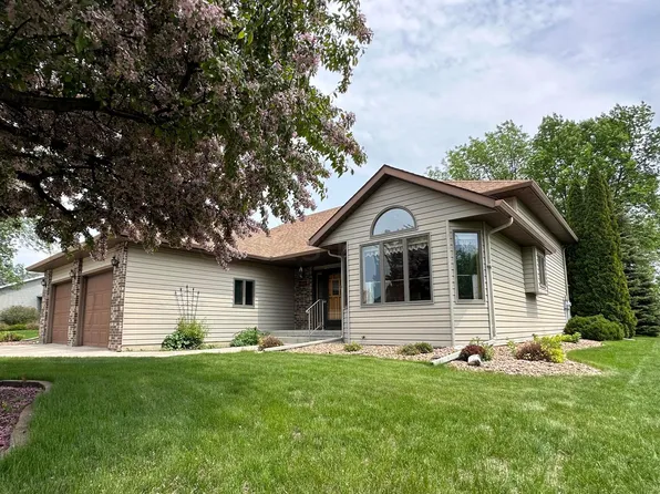 1462 15th St N, Wahpeton, ND 58075