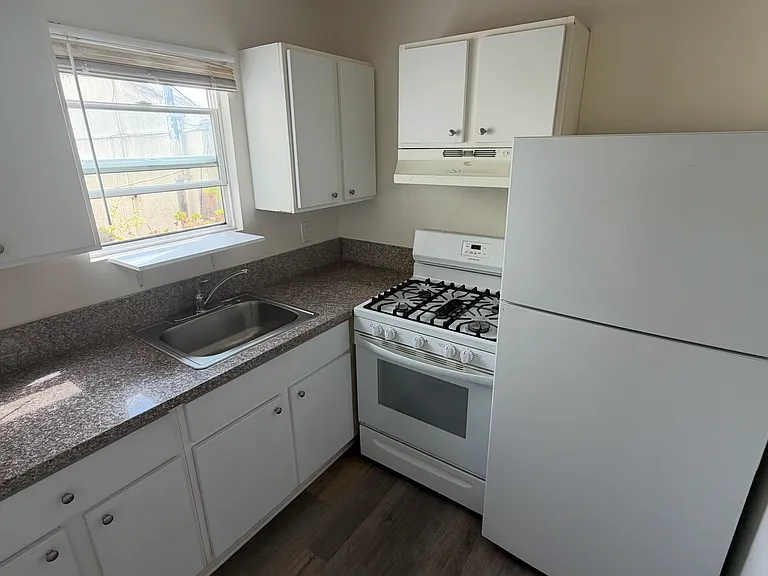 407 Loma Dr #1/2 — Photo 1