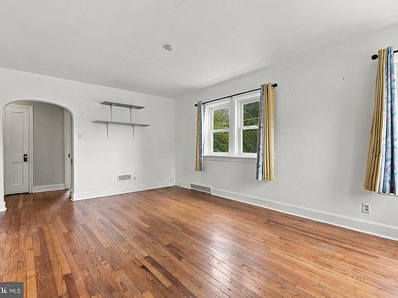 4th image of 1616 Maple St