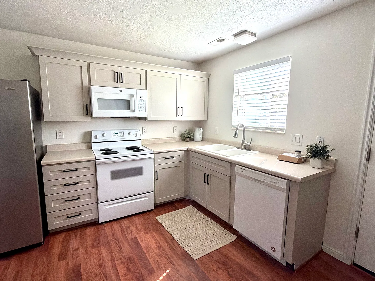 3 bed, 1.5 bath, 1053 sqft, $1,799 — Photo 3