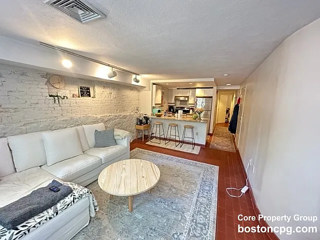 2 bed, 1.0 bath, 870 sqft, $3,900 — Photo 1