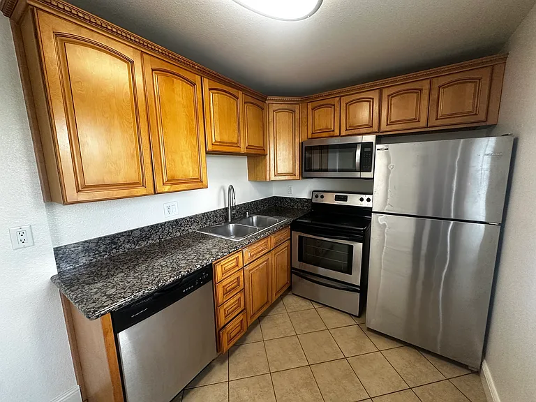 1371 E Washington Ave #103 — Photo 5