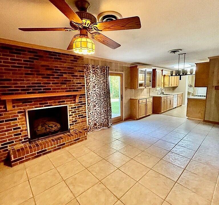 1st image of 405 Longwood Dr