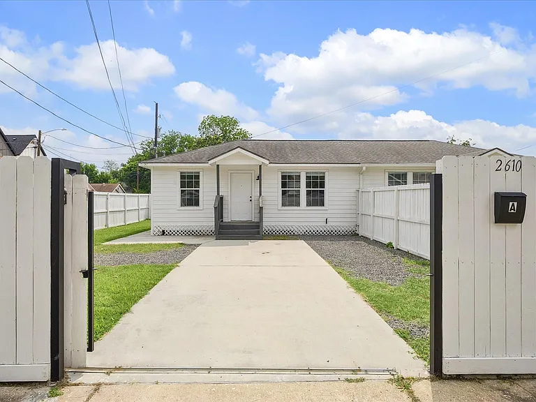 2610 Cochran St — Photo 2