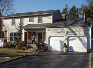 95 Cocks Ln, Locust Valley, NY 11560
