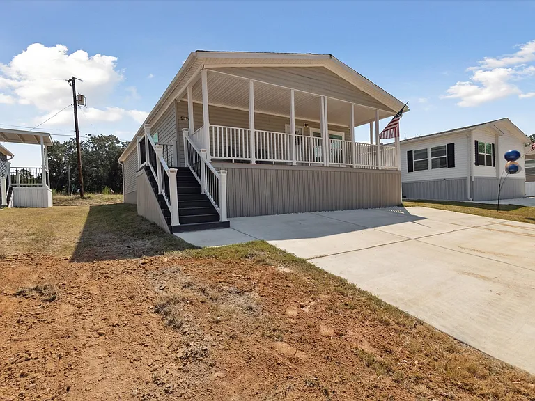 Saddle Creek — Photo 15