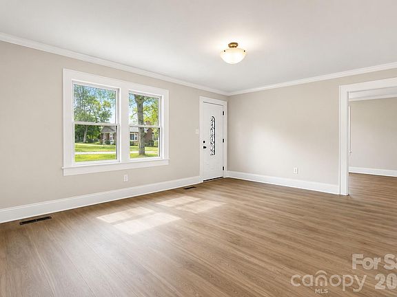 4th image of 204 22nd Ave NE