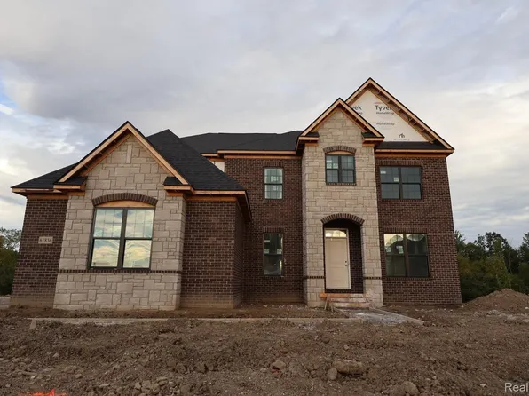 61836 Hevel Ln, Washington, MI 48094