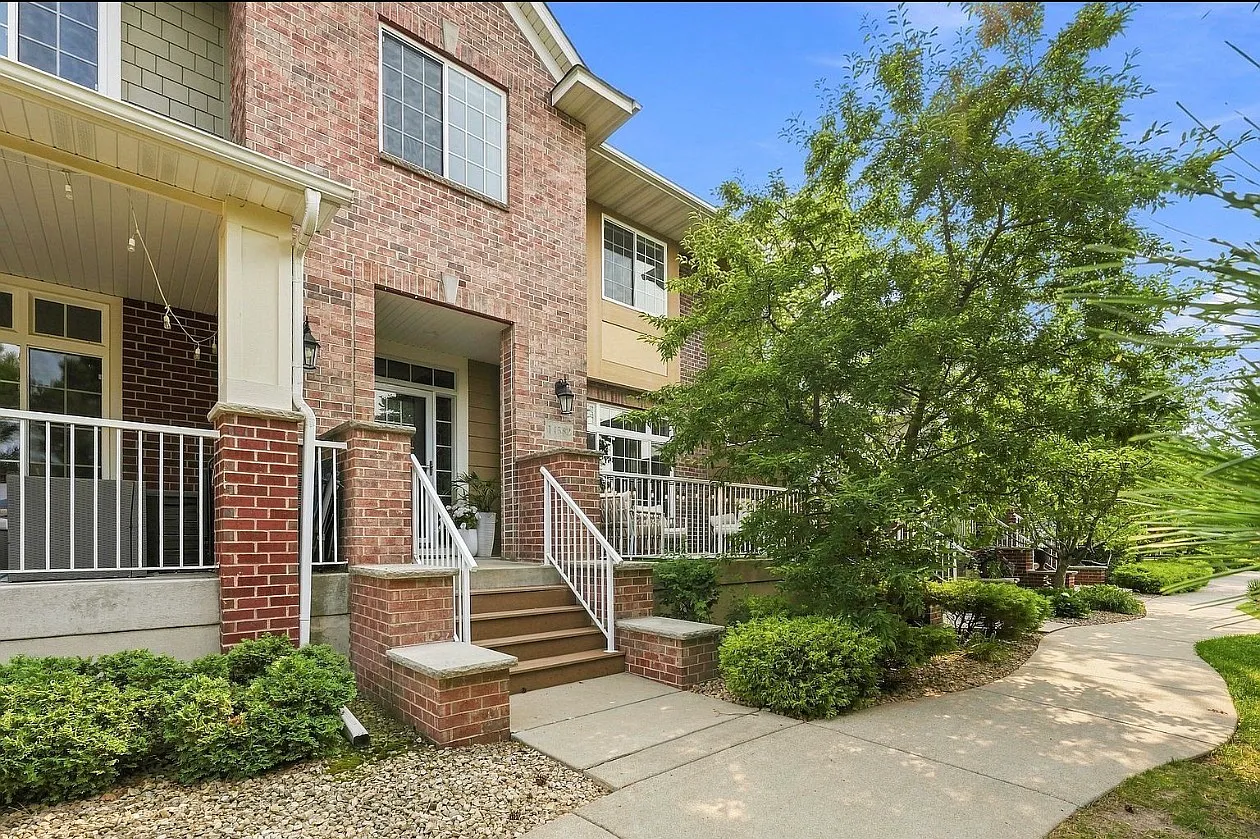 3 bed, 3.5 bath, 2196 sqft, $3,000 — Photo 1