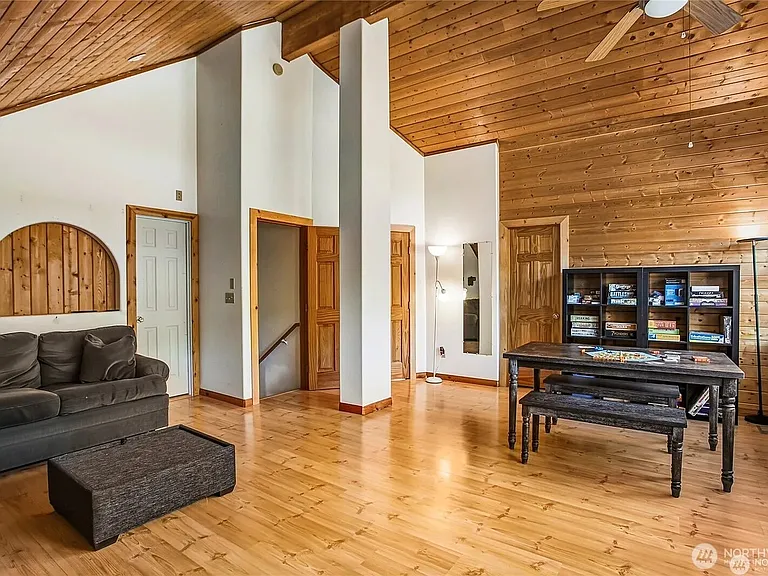 330 Keechelus Dr — Photo 16