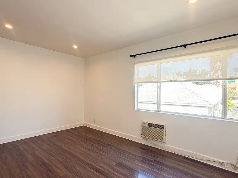 319 N Heliotrope Dr — Photo 7