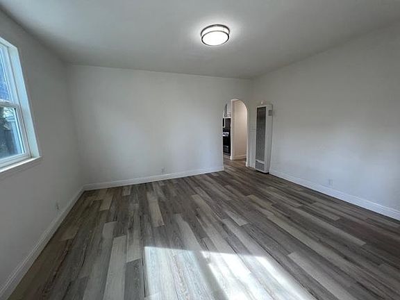 4th image of 221 Wilkes Cir