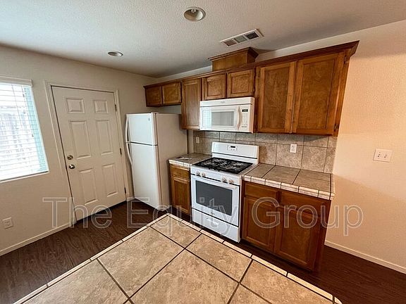 5th image of 2212 W Lark Ave