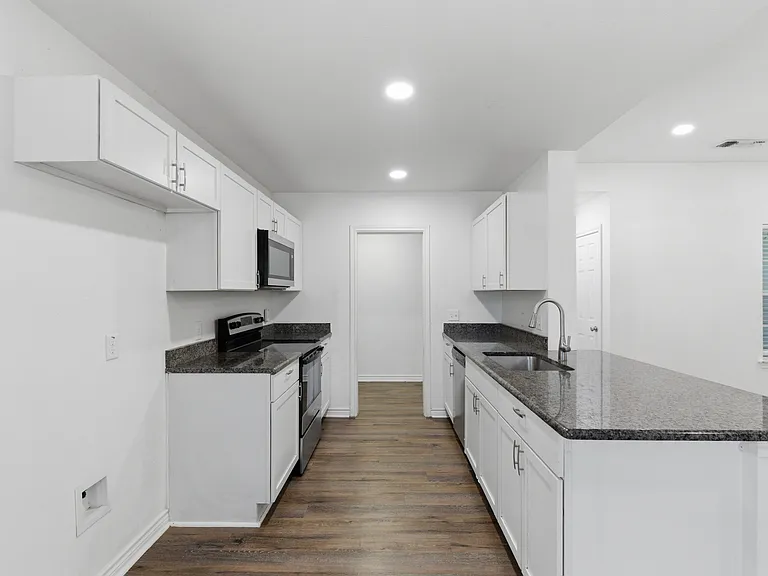 521 E Sears St — Photo 23