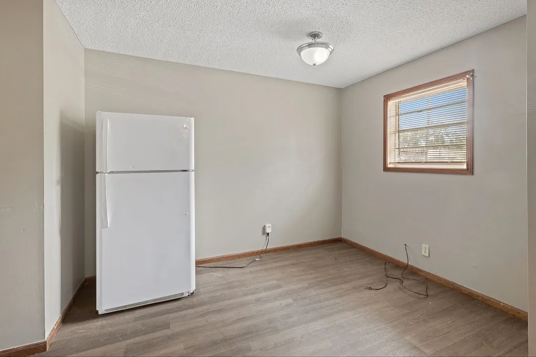 2 bed, 3800 sqft, $900 — Photo 3