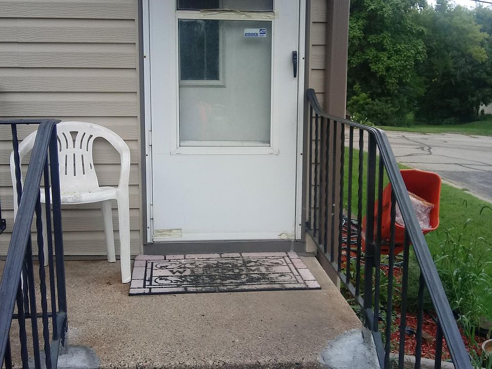 Main entrance. Rear of property