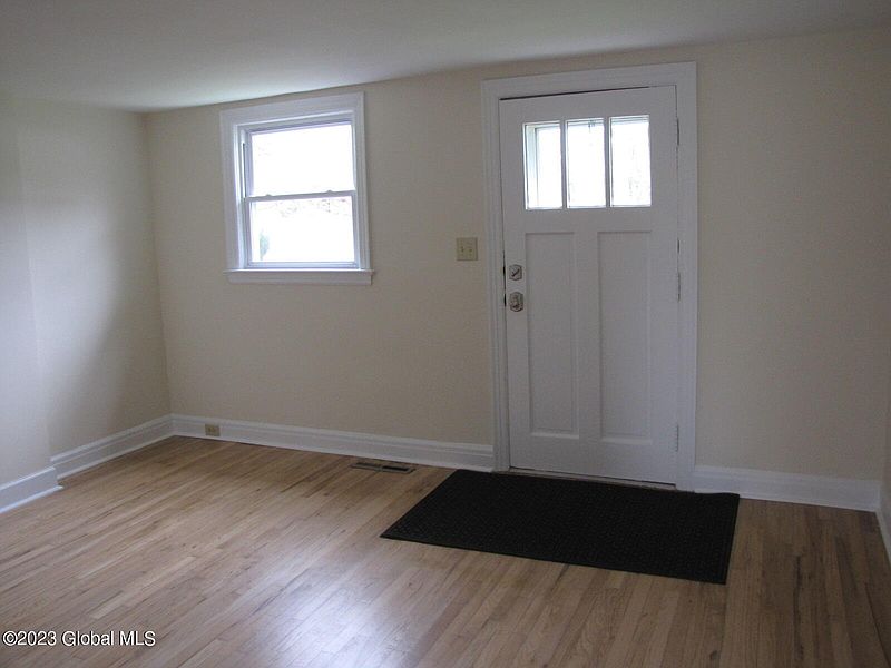 4th image of 821 Kings Road