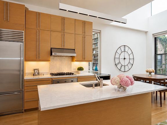 4th image of 233 E 17th St #Penthouse 3