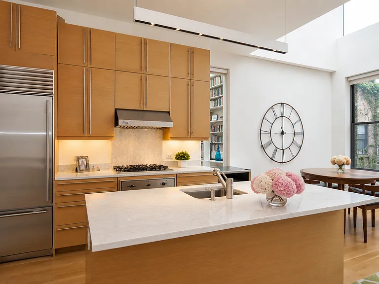 233 E 17th St #Penthouse 3 — Photo 5