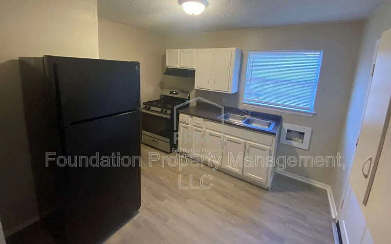 3 bed, 1.0 bath, 874 sqft, $950 — Photo 3