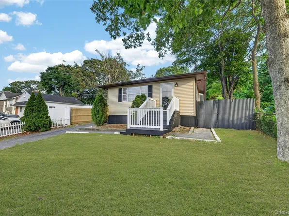 28 Roslyn Avenue, Selden, NY 11784
