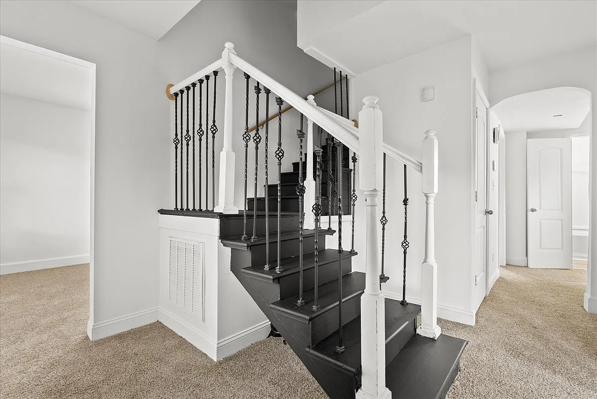 5 bed, 1285 sqft, $2,900 — Photo 1
