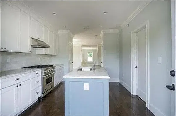 2 bed, 1050 sqft, $4,000 — Photo 2