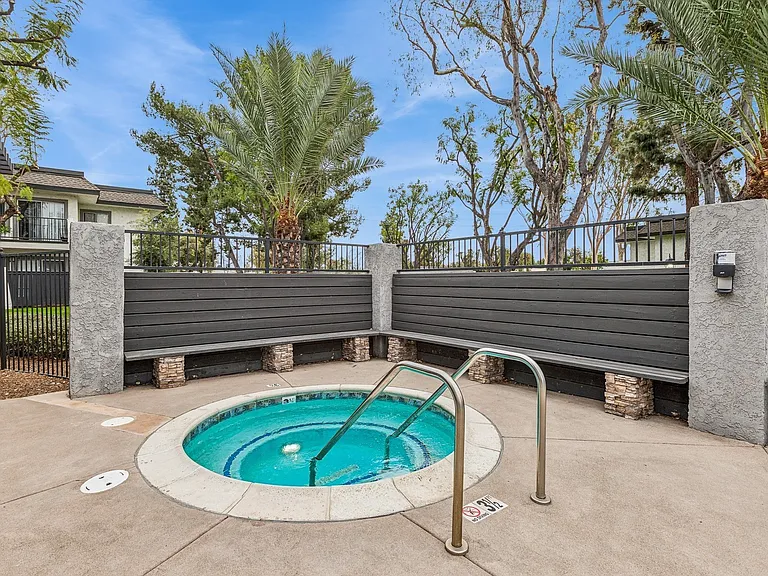 Monte Vista Apartment Homes — Photo 9