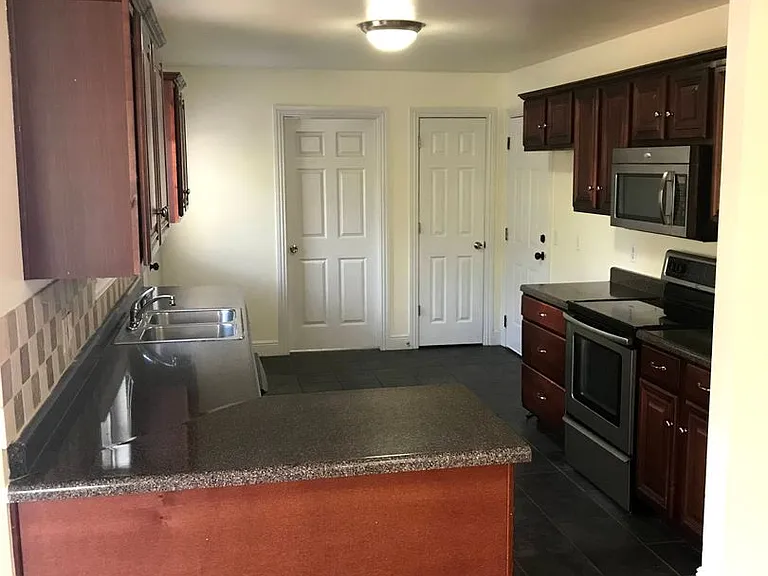 1652 W Cedar St — Photo 6