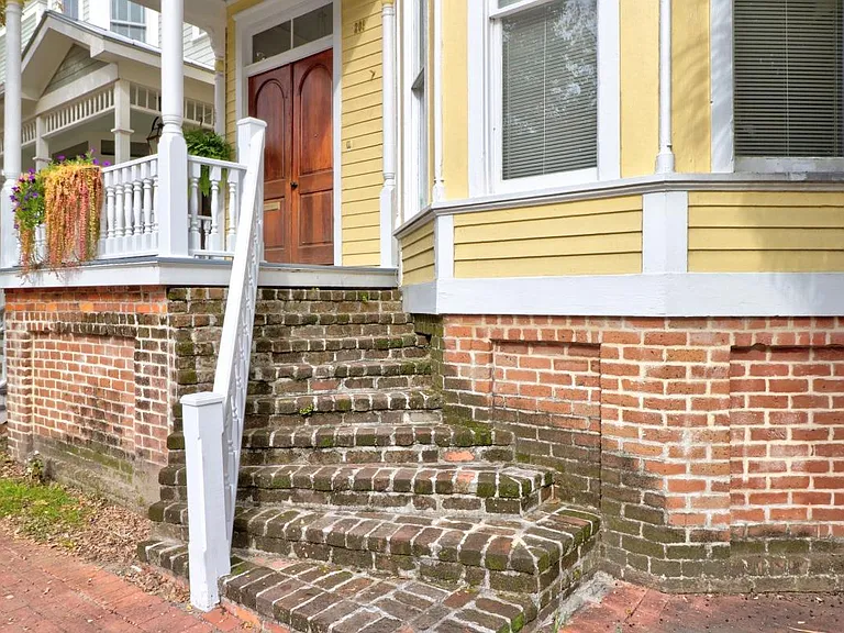 208 W Waldburg St #A — Photo 3