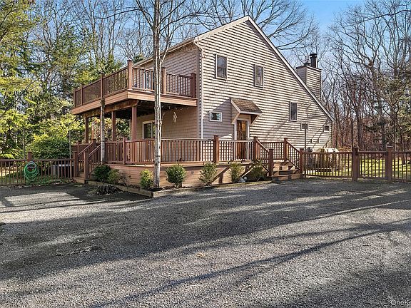3rd image of 364 Three Mile Harbor Road