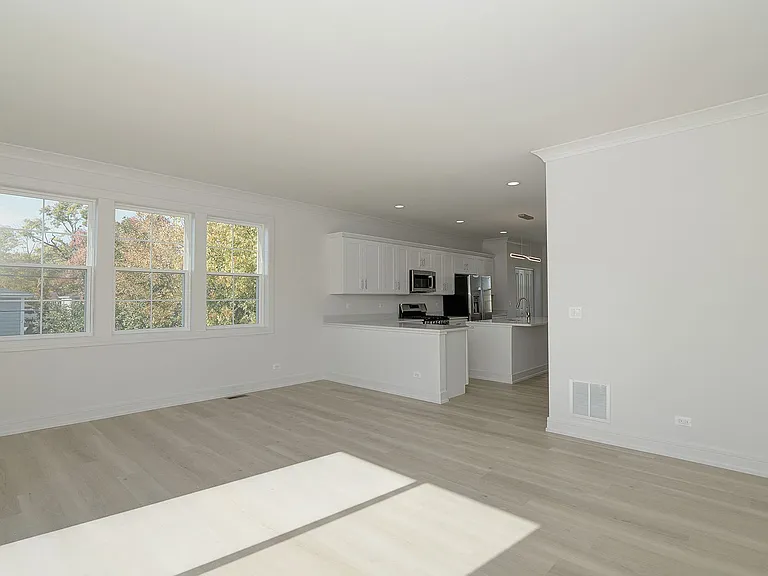 214 N Walnut St — Photo 11