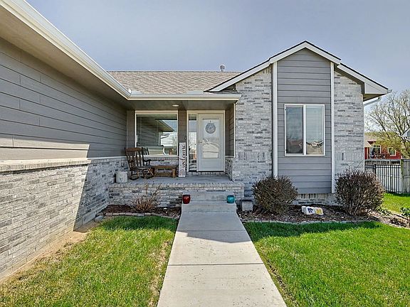 2nd image of 113 W Meadowsweet Ct