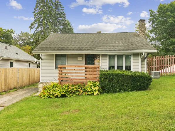 5506 E Lake Shore Dr, Wonder Lake, IL 60097