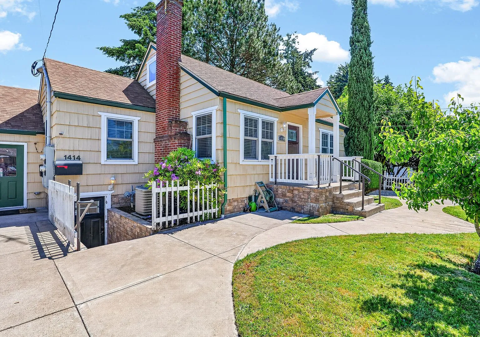 Spacious NE Portland Home with Central A/C, Finished Basement & Loft — Photo 3