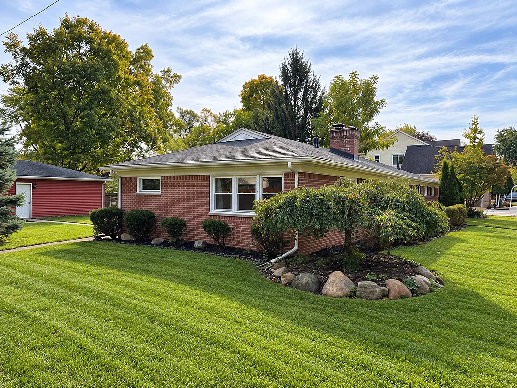 3 bed, 1.5 bath, 1728 sqft, $2,100 — Photo 2