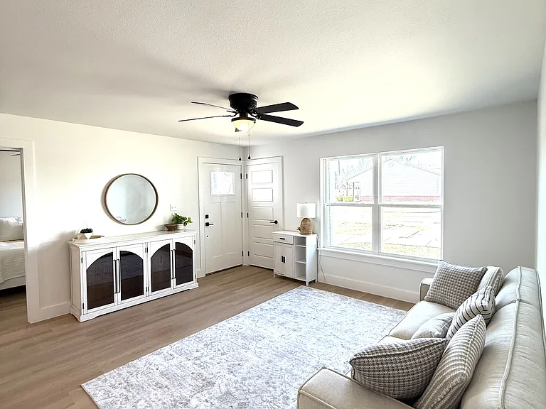 1120 W Cato Springs Rd — Photo 3