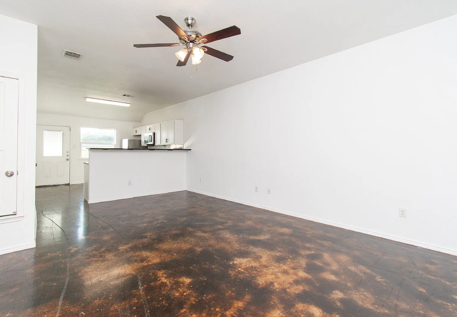 3 bed, 2.0 bath, 1201 sqft, $1,195 — Photo 2
