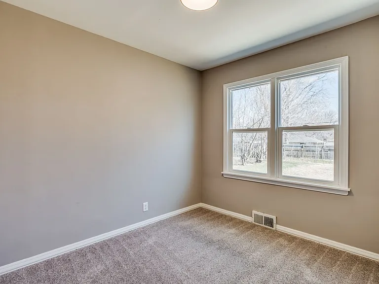 812 S Bluff Ave — Photo 7
