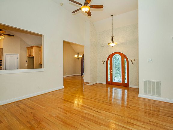 4th image of 120 Lennox Ct
