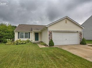 740 Andover Woods Dr, Fenton, MI 48430